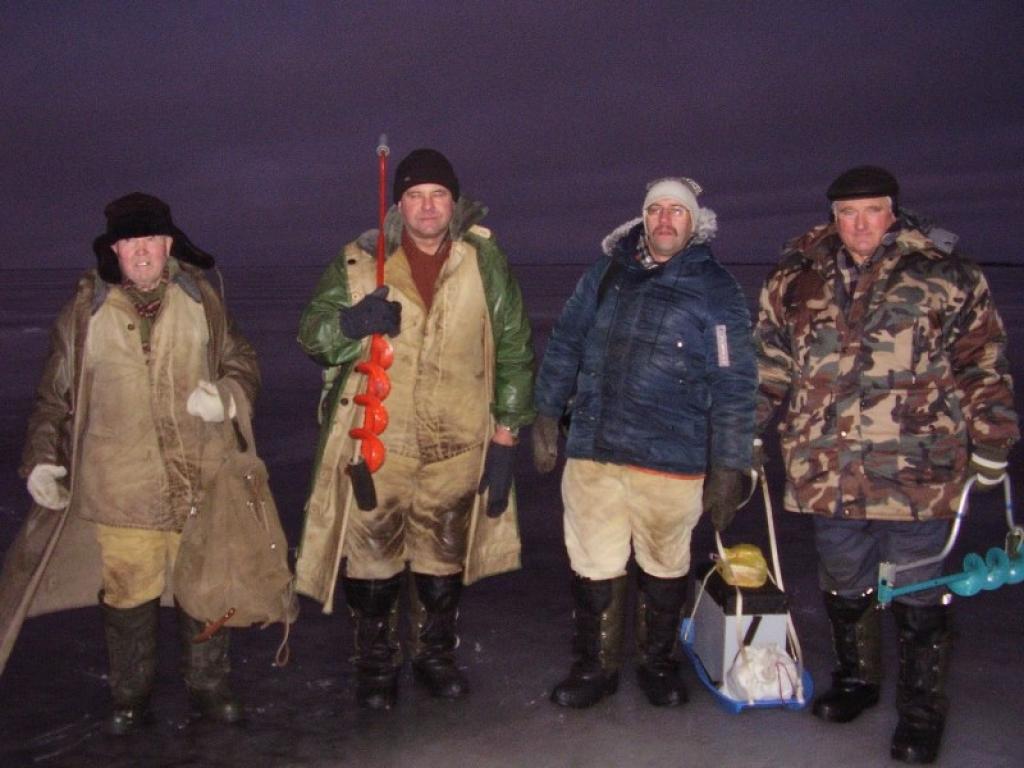 “Asari, sagatavojieties , mēs jau nākam!” agrā rīta stundā brīdina Juris Slaucītājs (no labās), Jānis Lapsa, Nikolajs Markelovs un PjotrsBočkarjovs.
Autors: No personiskā albuma