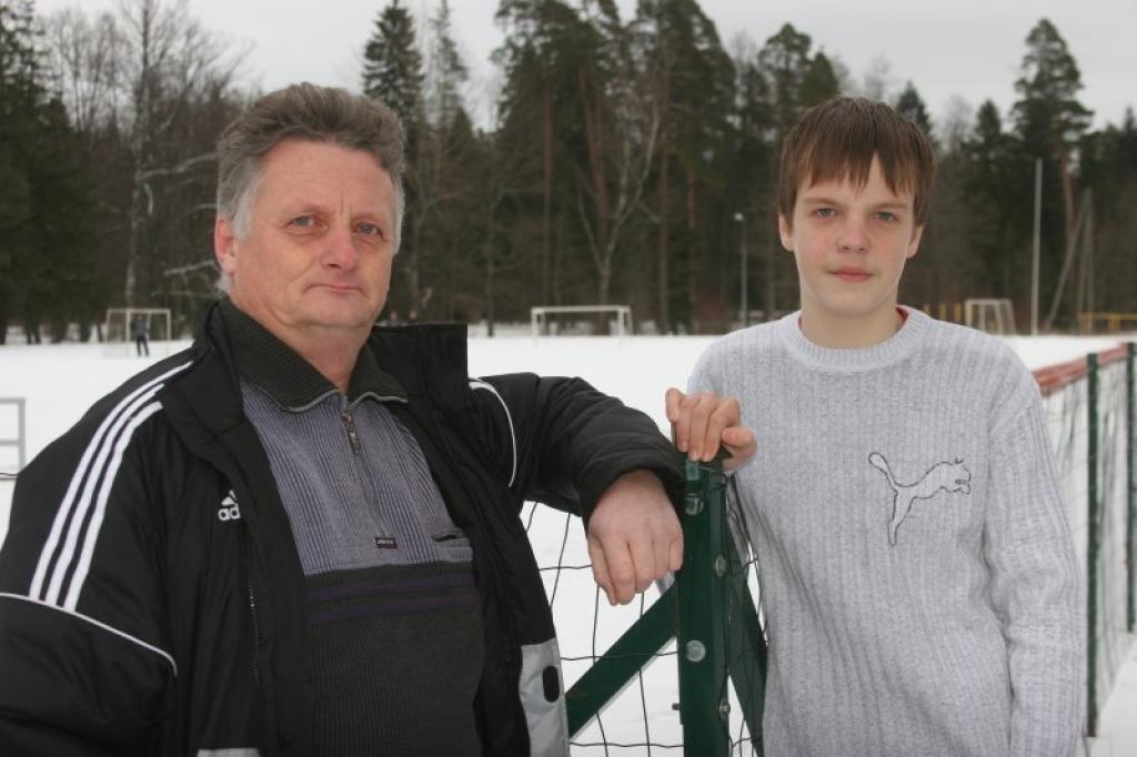 Tēvs un dēls – Arnis un Artūrs Martuseviči – abi viņi vispirms sākuši spēlēt futbolu. Nu arī dēls, ejot tēva pēdās, praktizē kā futbola tiesnesis
Autors: Gatis Bogdanovs