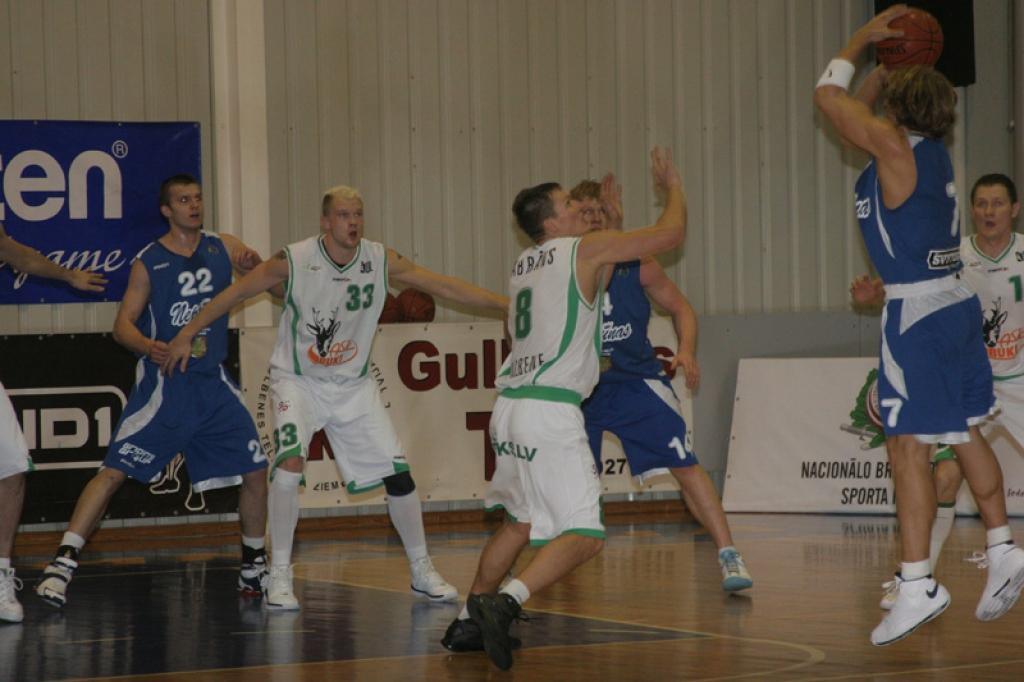 Lietuvieši šobrīd turnīra tabulā atrodas 2.vietā, Buki - 7.vietā... taču tas netraucēja gulbeniešiem rādīt stabilu sniegumu laukumā un pirmajā jaunā gada spēlē sev un skatītājiem dāvāt uzvaru 89:84.
Autors: Gatis Bogdanovs