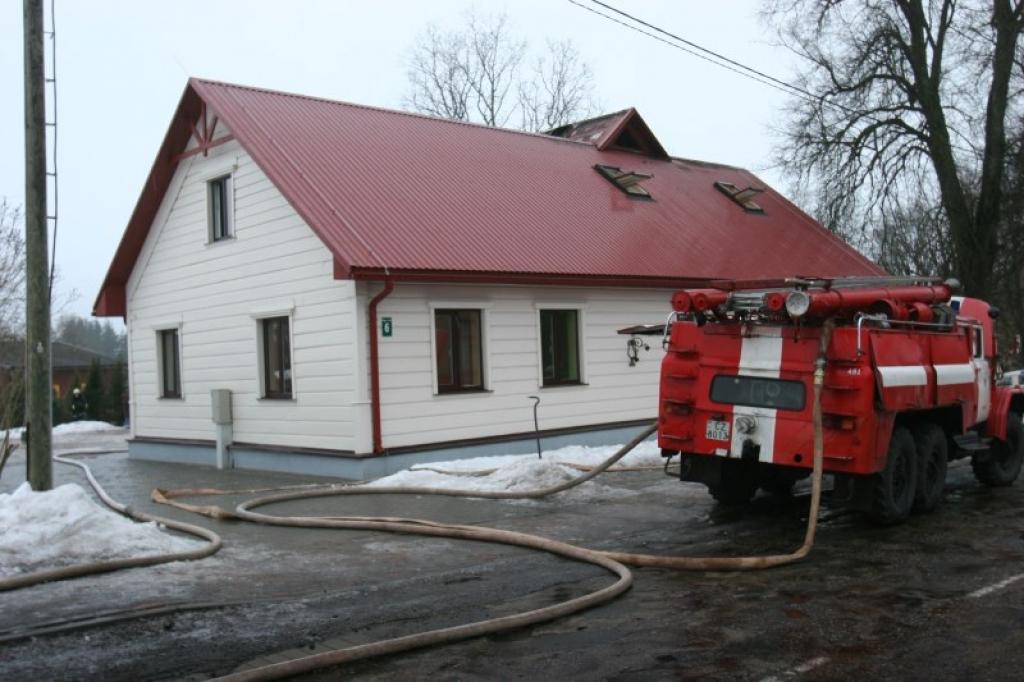 Izsaukums no notikuma vietas saņemts pulksten 14.02. Izdeguši ir ēkas bēniņi aptuveni 110 kvadrātmetru platībā, kā arī aptuveni 25 kvadrātmetri mansarda stāva istabiņā, kas ir tieši blakus dūmenim. Ugunsgrēks lokalizēts pulksten 14.55,...
Autors: Evita Brokāne