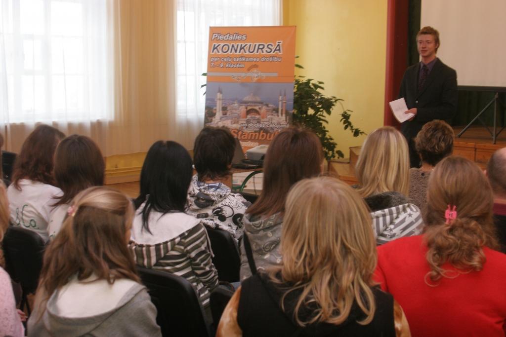 Gulbenes ģimnāzijā pirmdien notika Ceļu satiksmes drošības direkcijas rīkotā konkursa “Gribu būt mobils!” 7. līdz 9.klašu skolēniem pusfināls, kurā tikās desmit komandas no mūsu, Madonas, Alūksnes un Balvu rajona. No Gulbenes rajona šā...
Autors: Evita Brokāne