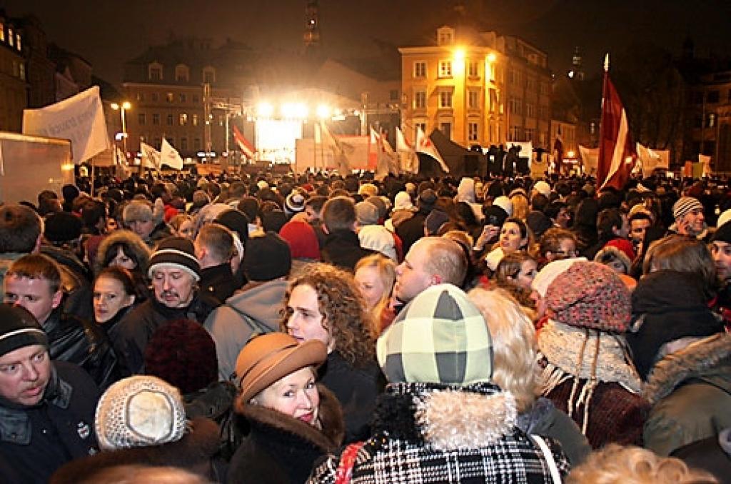 13.janvāra vakarā Vecrīgā, Doma laukumā, notika protesta akcija, kurā pulcējās vairāk nekā 10 000 iedzīvotāju. Acijas dalībnieki ar ovācijām un svilpieniem atbalstīja Valsts prezidentam Valdim Zatleram izteikto aicinājumu atlaist Saeimu....