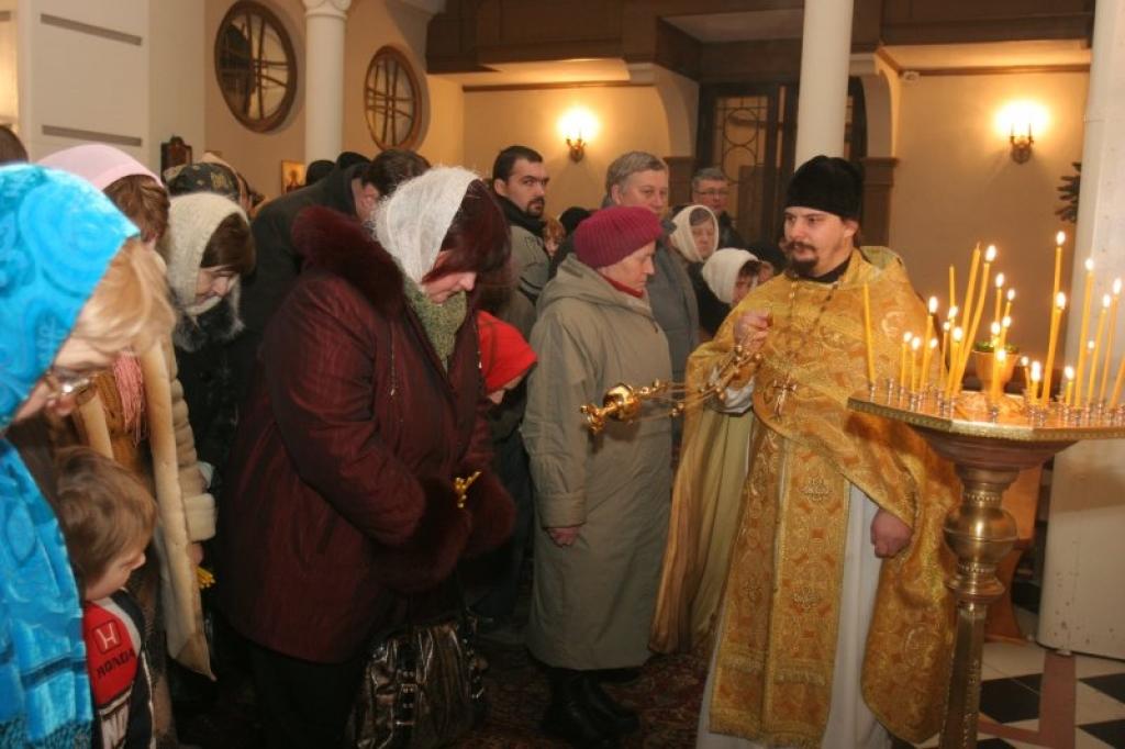 Vakar  Ziemassvētku vakars Stāmerienas Svētā Aleksandra Ņevska pareizticīgo baznīcā ilga vēl pēc pusnakts. Dievnamā šoreiz bija aukstāk nekā parasti, jo nakts bija vēsa un vējaina un siltās krāsnis maz ko līdzēja. Tomēr dievlūdzēju bija...
Autors: Diāna Odumiņa