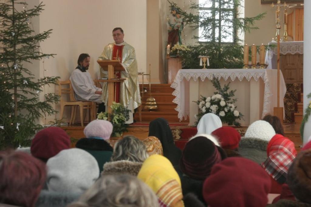 Šodien, Zvaigznes dienā, Gulbenes katoļu baznīcā pulcējās ļaudis, lai ieklausītos katoļu priestera Vjačeslava Bogdanova svētrunā un saņemtu svētību zeltam, sudrabam, krītam un mirrēm, kas pēc svētības iegūst aizsardzības spējas.
Autors: Diāna Odumiņa