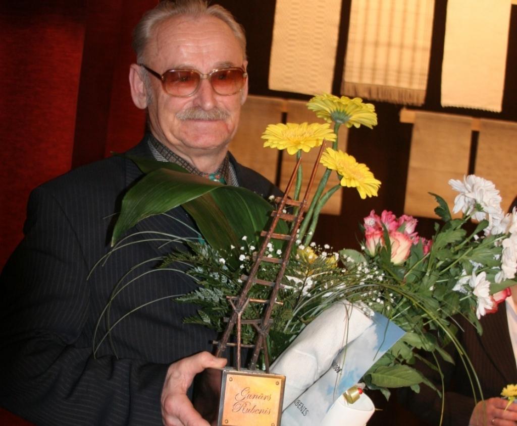 Šovakar Gulbenes kultūras namā notika pilsētas dzimšanas dienai veltīts pasākums, kurā godināja “Gada cilvēku 2008”  sporta veterānu Gunāru Rubeni. 
Autors: Gatis Bogdanovs