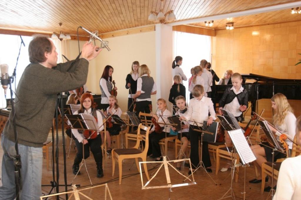 Diska ierakstīšanā piedalījās gan individuāli izpildītāji, gan kameransambļi, gan arī kamerorķestris. Gulbenieši strādāja profesionāla skaņu ierakstu režisora Andra Baloža vadībā.
Autors: Gatis Bogdanovs