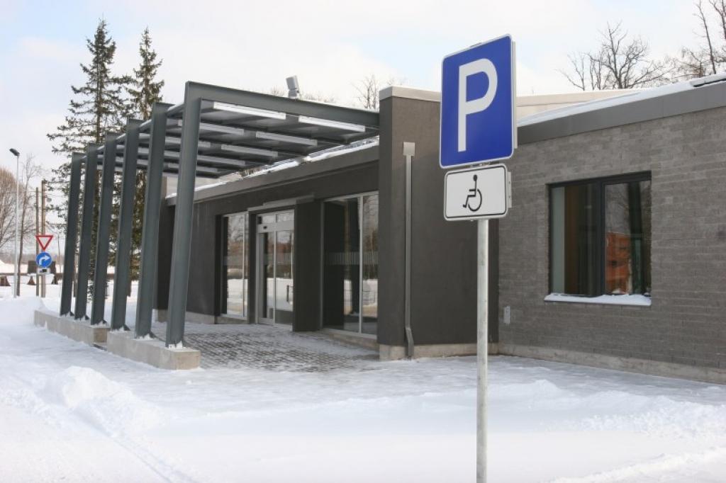 Jaunā Ceļu satiksmes drošības direkcijas Gulbenes nodaļas ēka jau ir tapusi un, iespējams, jau pirmdien direkcijas darbinieki klientus sāks pieņemt šajās telpās.
Autors: Gatis Bogdanovs