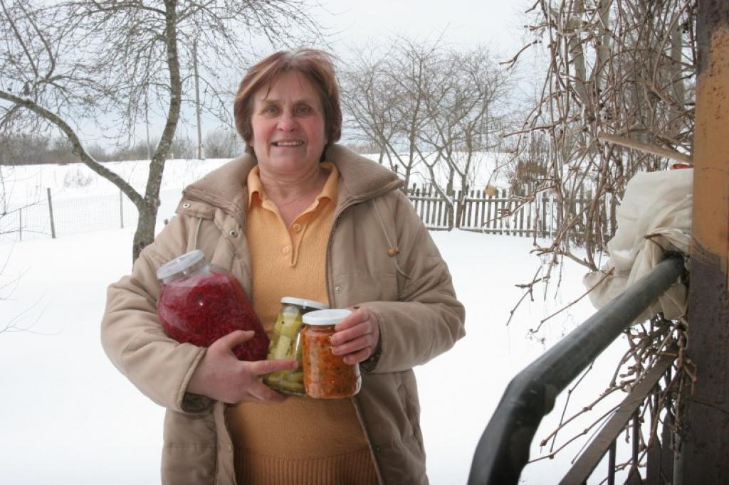 “Laikā, kad visi runā par krīzi, es to pagaidām neizjūtu, jo gandrīz visu, kas nepieciešams pārtikšanai sarūpēju pati. Kad bijām lielāka ģimene, iemarinēju pat 300 burkas ar gurķiem,” saka Valija.
Autors: Gatis Bogdanovs