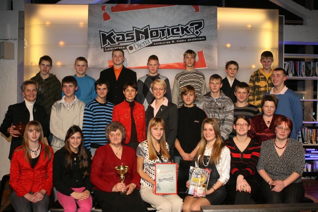 Pēc fotografēšanās kopā ar konkursa rīkotājiem laureāti vēl iepazinās ar avīzes iespiešanas procesu tipogrāfijā 