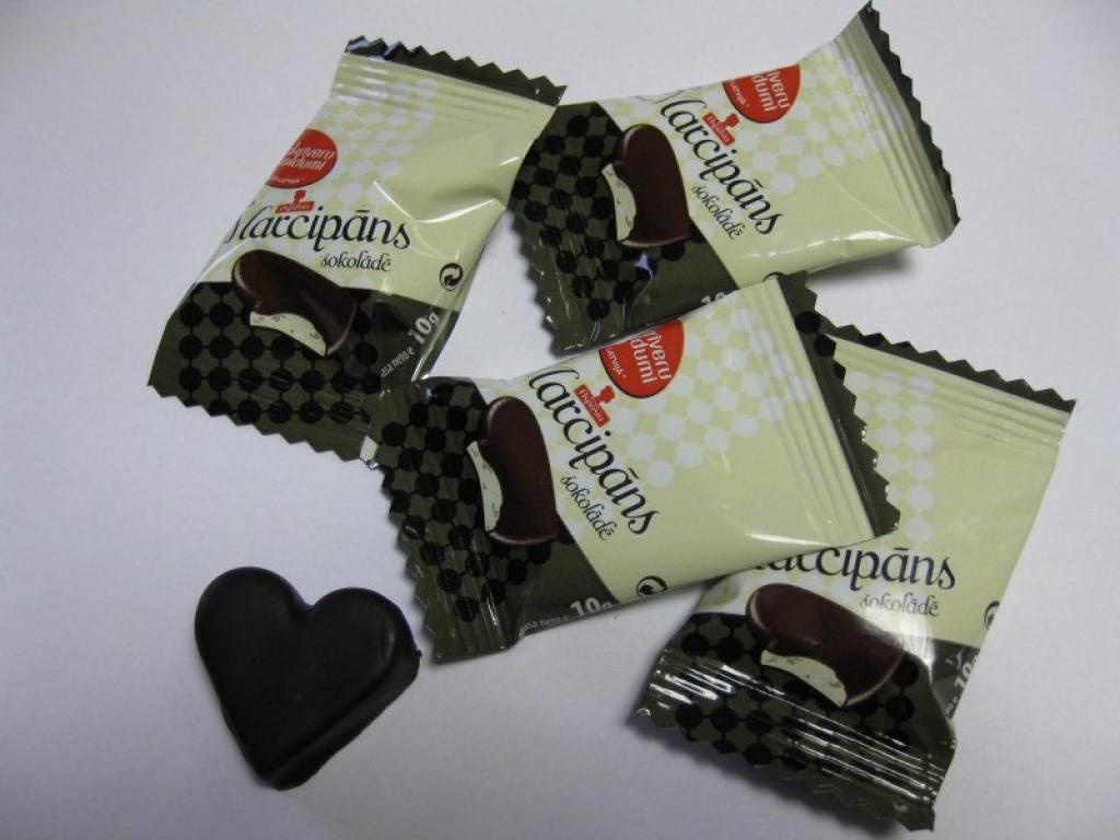 Pirmoreiz Valentīndienā lizumnieši Iveta un Normunds Audziši patērētājiem piedāvā jaunu produktu - marcipāna sirsniņu šokolādes glazūrā.
Autors: Pārsla Konrāde