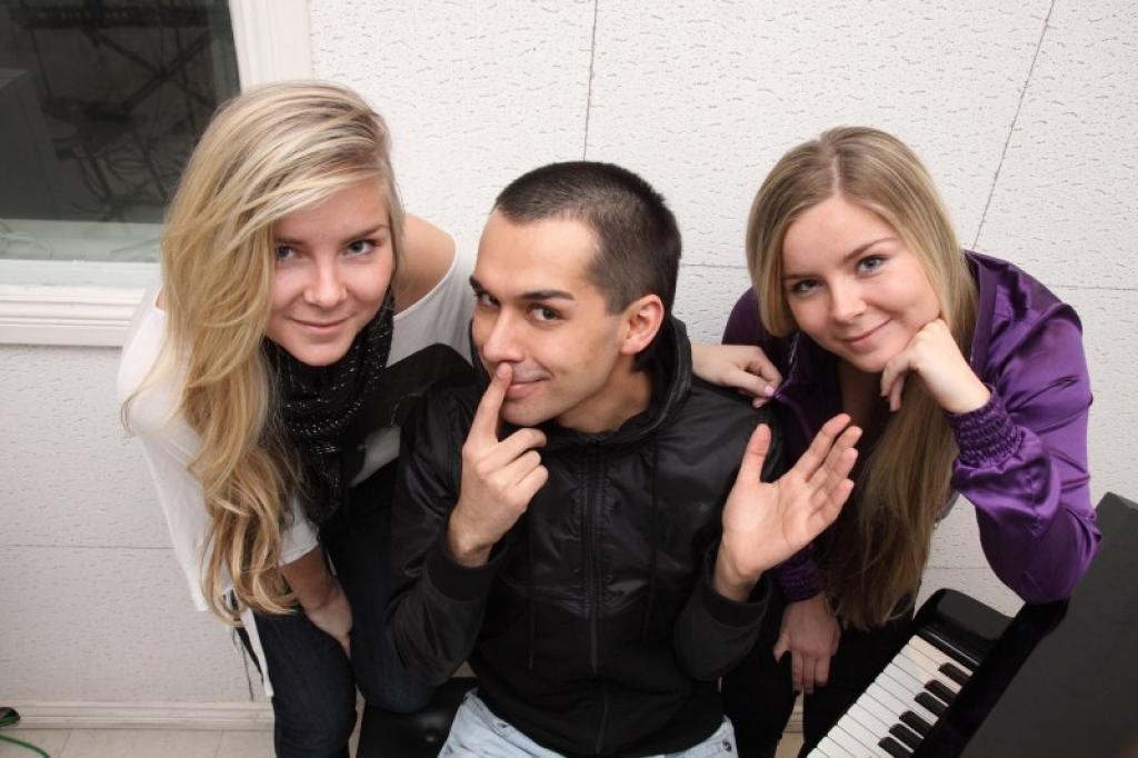 Valentīna dienas gaidās klajā nāk jauns singls Divas lietus lāses, kuru iedziedājuši Kaspars Antess un dvīņumāsas Ana un Katrīne.