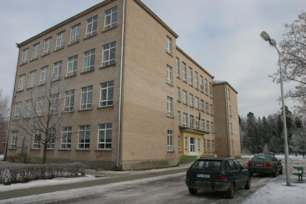 Savukārt Gulbenes vidusskolas sporta zāles izmantošana treniņu un mēģinājumu nodarbībām, kas notiek ārpus skolā realizējamām vispārējās izglītības un interešu izglītības programmām viena stunda cilvēku grupai izmaksā 5 latus. 
Autors: Gatis Bogdanovs