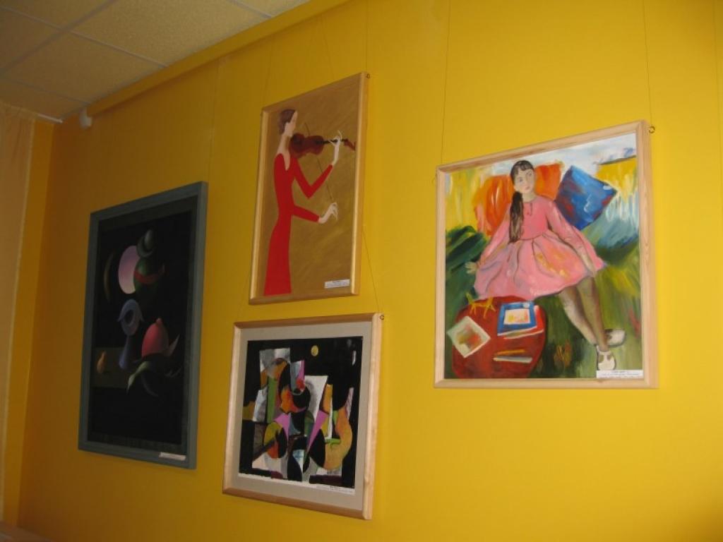 Izstādes darbi jau paspējuši ieinteresēt bibliotēkas apmeklētājus. 
Autors: Inita Savicka