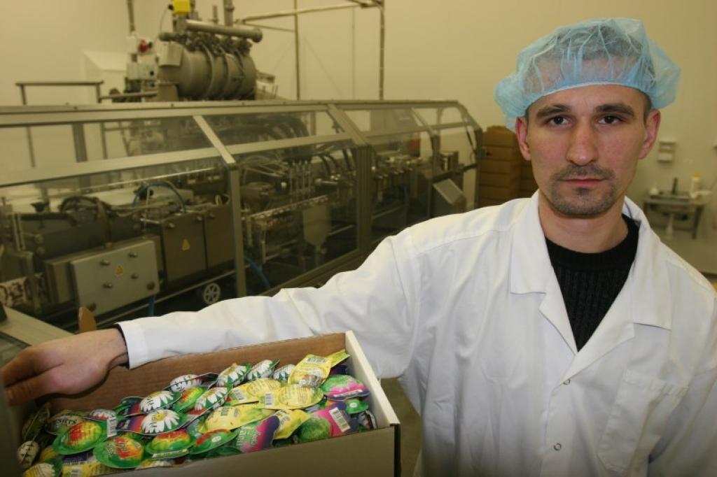Akciju sabiedrības “Rankas piens” modernā fasēšanas līnija šobrīd stāv dīkā. “Diemžēl sieru nevienam nevajag,” situāciju raksturo ražošanas vadītājs Ainārs Fiļipovs.
Autors: Gatis Bogdanovs