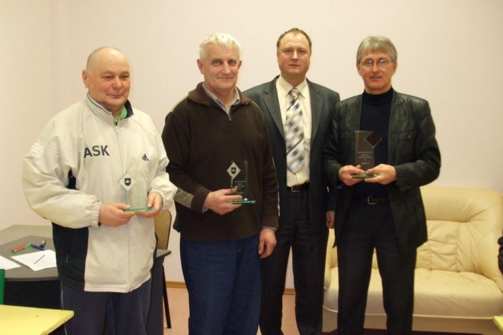 Sacensību kopvērtējumā uzvarētāju komandu pārstāvji (nokreisās): Jāzeps Odumiņš (Daukstu pagasts), Jānis Ļoļāns (Jaungulbene), sacensību organizators Normunds Aizpurs un Ziedonis Lazdiņš (Gulbene)
Autors: No personiskā albuma