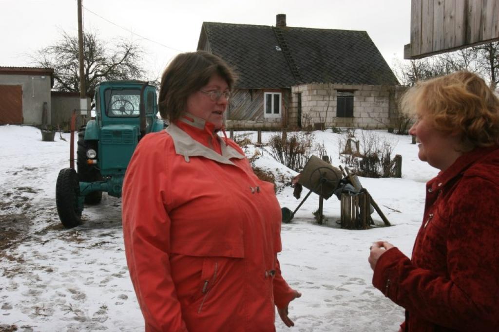 Daukstu pagasta lauku attīstības speciāliste Aija Smeile pie zemniekiem brauc ar savu personisko transportu, kurā degvielu lej par saviem līdzekļiem. Par konsultantes darbu viņa mēnesī saņem 108 latus. “Tā pat nav minimālā alga,” saka A.Smeile.
Autors: Gatis Bogdanovs