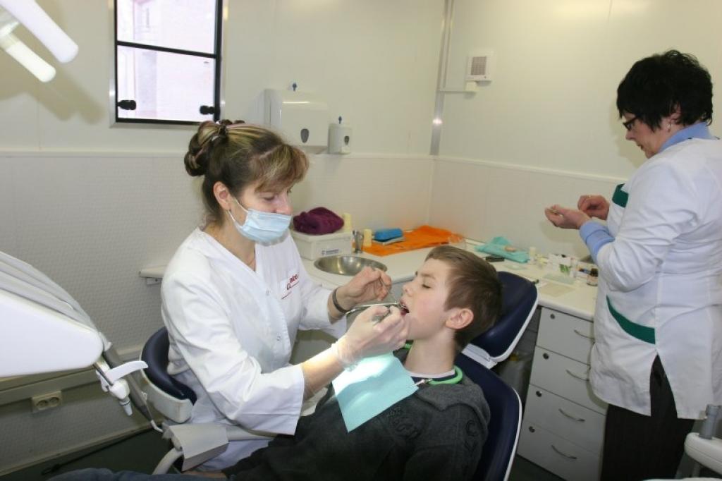 Daukstu pamatskolas skolēniem, tostarp arī 6.klases skolnieks Tomam Bitainim, ir iespēja pārbaudīt zobus mobilajā zobu ārstniecības kabinetā pie dakteres Violas Mednieces. Toms piebilst, ka viņam no zobārsta nav bail.
Autors: Gatis Bogdanovs