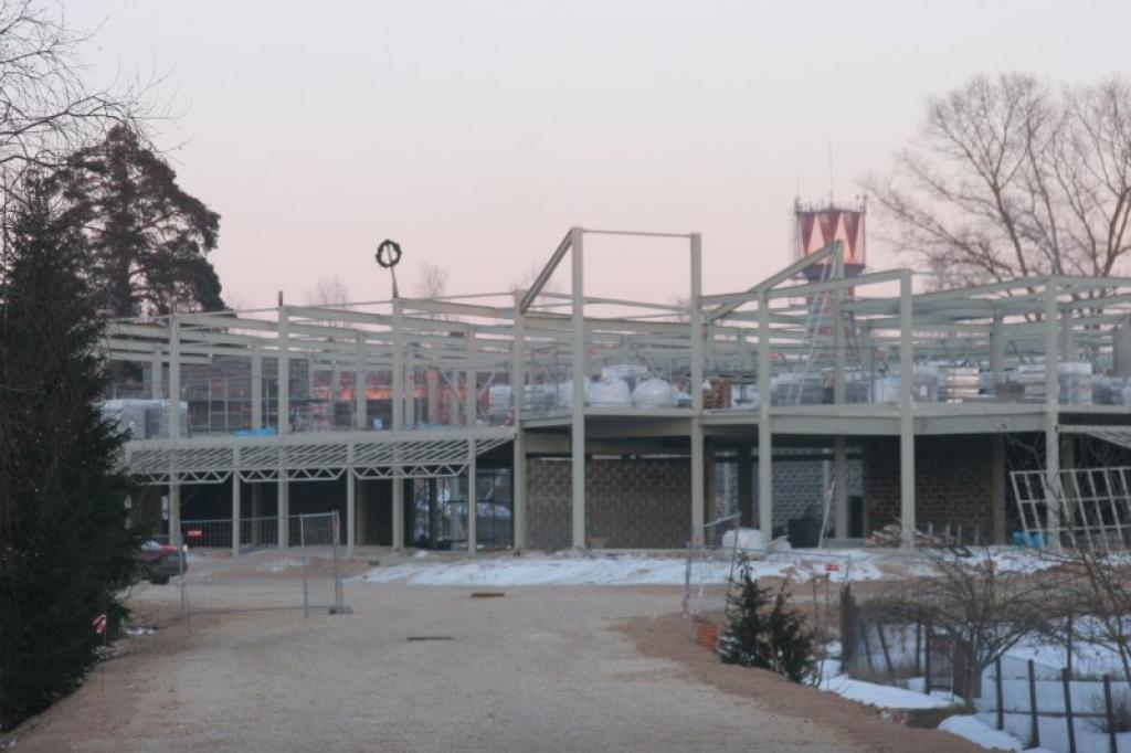 Jaunā tirdzniecības un atpūtas centra pirmajā stāvā plānots izvietot veikalu “Beta”, kā arī citus veikalus, savukārt otrajā stāvā paredzēts izvietot boulinga zāli, kafejnīcu, konferenču zāli un dažādas atpūtas telpas pasākumu organizēšanai.
Autors: Gatis Bogdanovs