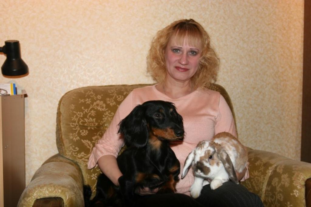 Taksītei Viviānai ikdienā vairs nav garlaicīgi. Gadījumā ja tuvākie cilvēki ir aizņemti ar saviem ikdienas darbiem, viņa izklaidējas, spēlējoties ar trusi Rodžeru.
Autors: Gatis Bogdanovs