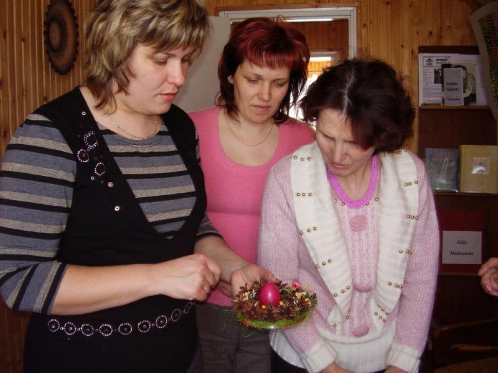 Stradu pagasta Palienas dāmu klubiņa dalībnieces godina jubilāres un aplūko sveces.
Autors: Malda Ilgaža