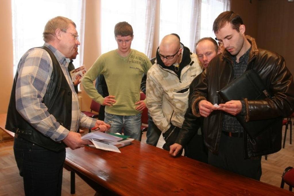 Mednieku eksāmenu šoreiz bija ieradušies kārtot 28 jaunie mednieki, savukārt medību vadītāju eksāmenu -  3 mednieki. 
Autors: Gatis Bogdanovs