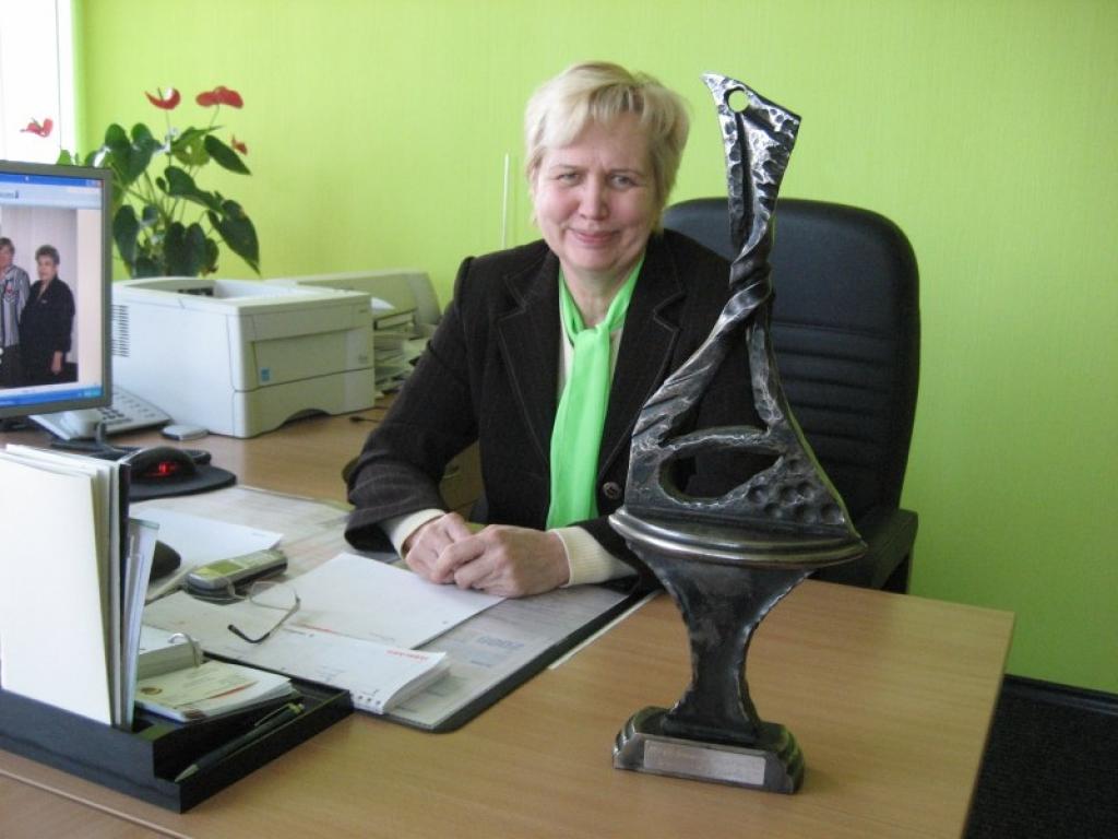 Ceļojošā balva, kas rotā Irēnas Roznieces kabinetu, līdzinās cauram naudas maisam, kas raksturo krīzes situāciju valstī.
Autors: Gatis Bogdanovs