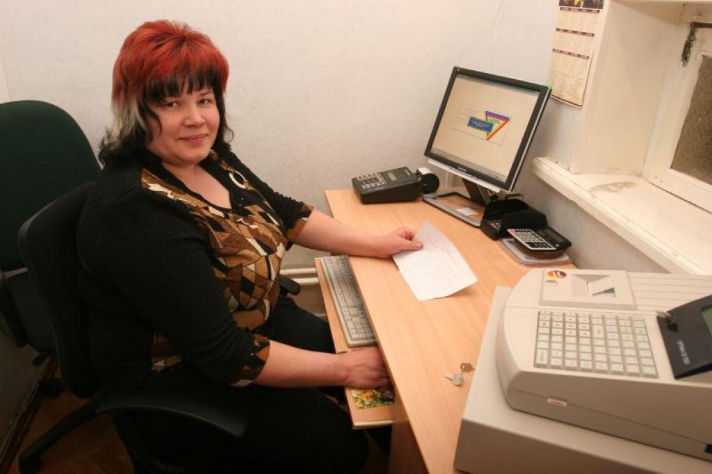 SIA “Gulbenes autobuss” Gulbenes autoostas dispečere Agrita Klesmane ir gatava pasažieriem sniegt plašu informāciju par jauno pakalpojumu un braukšanas biļešu iegādes iespējām.
Autors: Gatis Bogdanovs