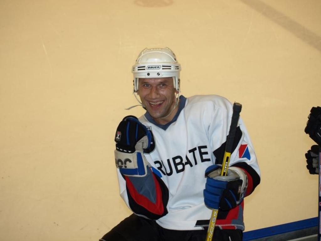 Hokejs, futbols, slēpošana, skriešana, galda spēles - tādas ir Aaivara Zača paša sportiskās aktivitātes. Pēdējos gados Aivars organizē sporta darbu Stāmerienas pagastā 
Autors: No personiskā albuma