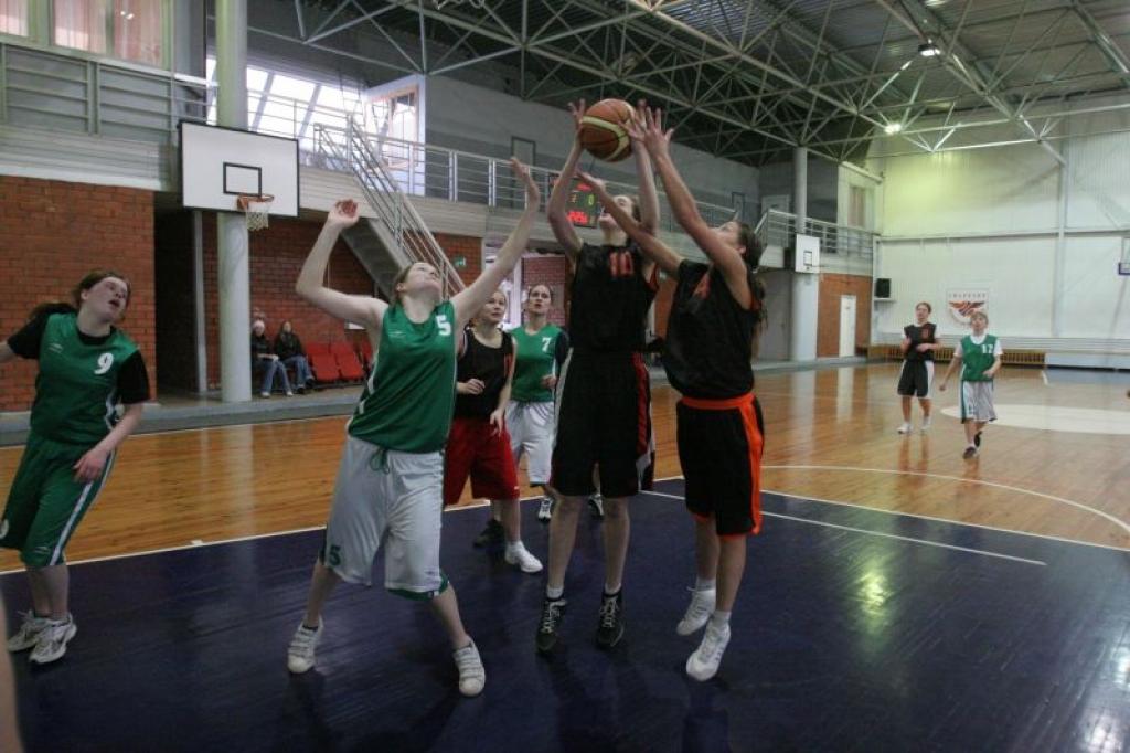 Gulbenes ģimnāzijas  basketbolistes spēlē ar Rankas sportistēm.
Autors: Gatis Bogdanovs