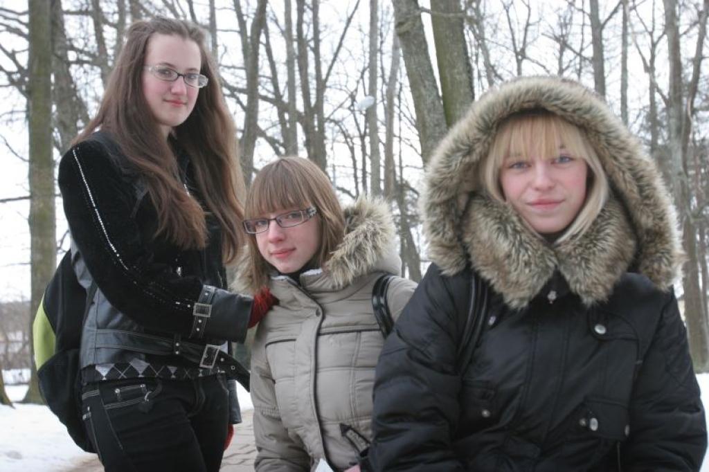 Viņas ir trīs draudzenes no Gulbenes 1.bērnudārza apmeklēšanas laika līdz šodienai: Alīna Fedotjeva (no kreisās), Elīna Žvīgure un Alīna Leokaite. 
Autors: Gatis Bogdanovs