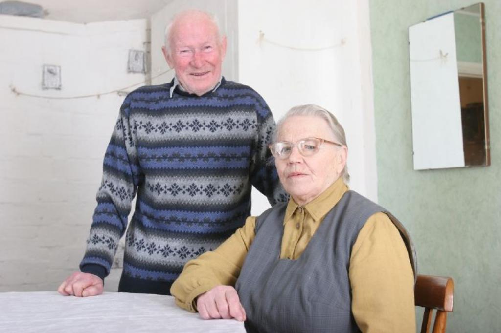 “Lai arī kādi ir bijuši šie 50 gadi, viens otram vienmēr esam bijuši vajadzīgi,” saka gulbenieši Rasma un Tālivaldis Sveķi, kuriem šodien ir Zelta kāzu diena.
Autors: Gatis Bogdanovs