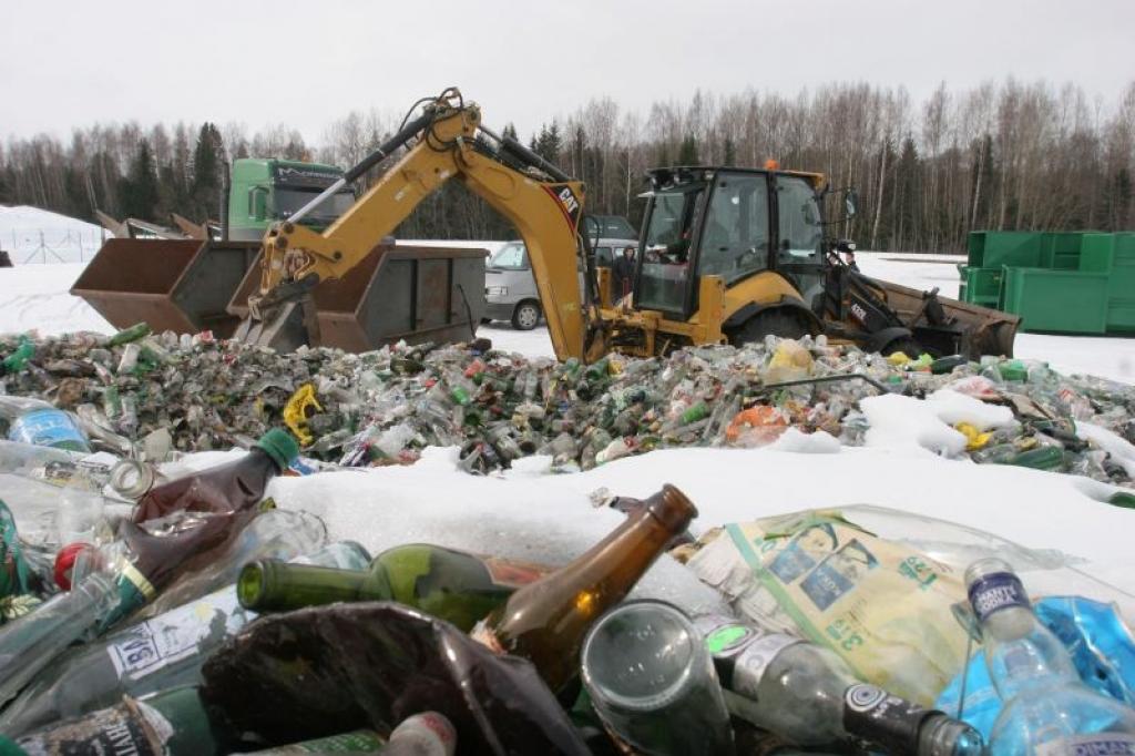 Šī ir kaudze, kurā ir apmēram 70 tonnas stikla, kas atvests tikai no zaļas krāsas konteineriem. Diemžēl Malienas atkritumu poligona strādniekiem te jāstrādā vairāk nekā mēnesis, lai no kaudzes izlasītu tikai derīgo stiklu, kas derīgs tālākai pārstrādei. Diemžēl iedzīvotāji nav ievērojuši norādes, kas jāmet zaļajā konteinerā, tāpēc pie stikliem mests arī kartons, plastmasa, metāla izstrādājumi, pārtikas un citi sadzīves atkritumi. Tā rezultātā ir vieglāk šos stiklus apglabāt, nekā strādniekiem tos nedēļām ilgi pāršķirot. 
Autors: Gatis Bogdanovs
