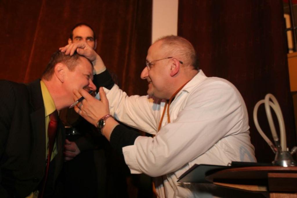 Gulbenes Tautas teātra aktieri Ivars Suseklis (no labās), Ģirts Jogurs un Valtis Krauklis Šovakar Teātra dienu atzīmēja, spēlējot teātri. Gulbenē skatītāji bija aicināti uz jautru atpūtas vakaru, kur skanēja dzīvās anekdotes un joki.
Autors: Gatis Bogdanovs