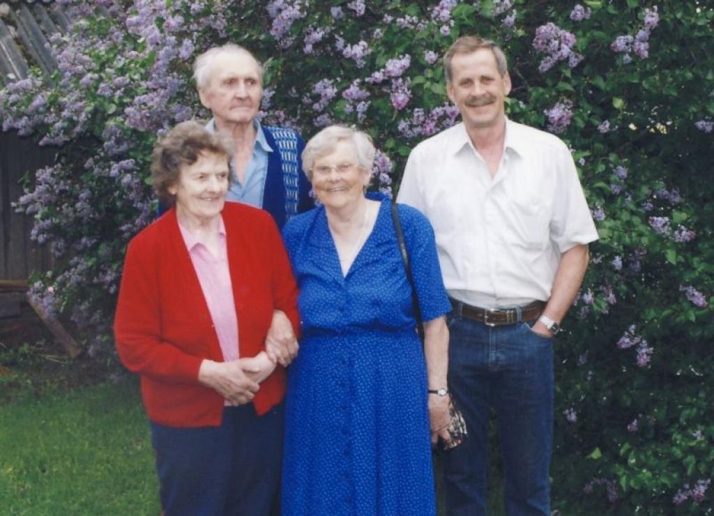 Skaidrīte Ausekle – Greiziņa (no labās) kopā ar savu dēlu Rolandu un draugiem Ainu un Jāni Porukiem no Druvienas pagasta “Trušļiem”. Kopā ar viņiem Skaidrīte spējusi pārdzīvot izsūtījuma laiku un atgriezusies Latvijā.
Autors: No personiskā albuma