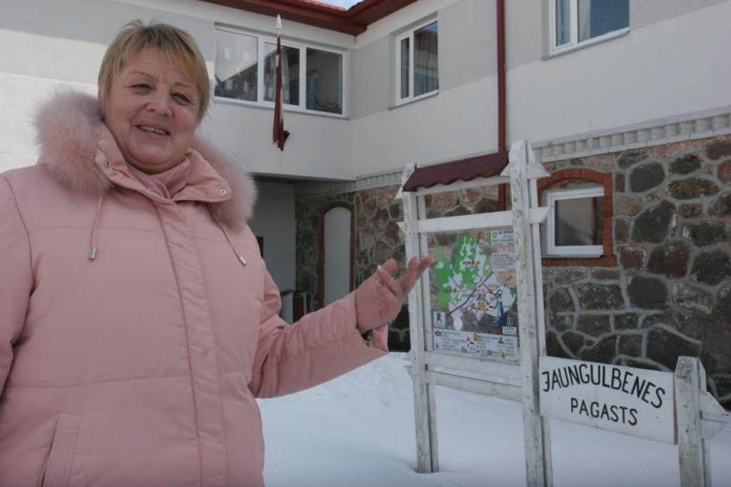 “Pašvaldībā strādāju kopš Atmodas laikiem. Pirmie gadi bija ļoti grūti, taču pēc tam viss nostabilizējās. Esmu iepazinusi visus pagasta cilvēkus, arī viņi mani ļoti labi zina,” saka Jaungulbenes pagasta priekšsēdētāja Saulcerīte Indričeva. 
Autors: Gatis Bogdanovs