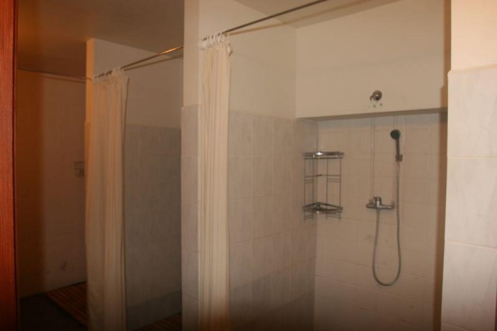 Gulbenes pilsētas domes sociālā dienesta vadītāja Anita Sirmā informē, ka dienesta telpās agrāk bija arī pirts, bet nu jau pusgadu tās vietā izveidotas un darbojas četras dušas vietas.
Autors: Gatis Bogdanovs