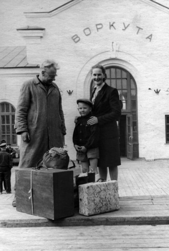 foto, kurā 1956.gada 28.jūnijā Vorkutā redzams iestudējuma galvenais varonis Kaspars Pūce ar saviem vecākiem.
Autors: No personiskā albuma