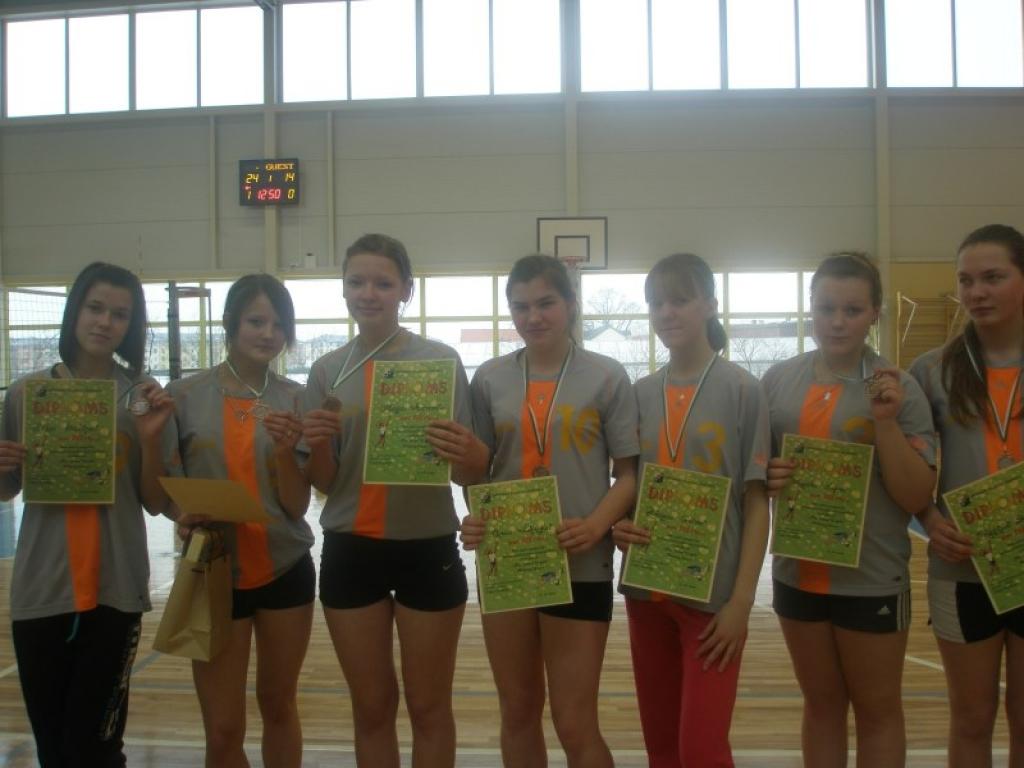 Gulbenes rajona BJSS volejbola komandas trenere Ārija Samsonova ir apmierināta ar meiteņu sasniegumu starptautiskajās sacensībās volejbolā „Pavasaris pie Mārupītes 2009”.
Autors: No personiskā albuma