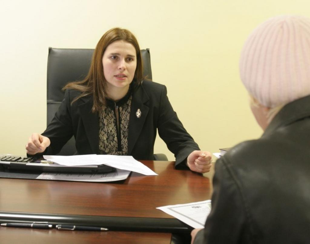 Notāru dienā no pulksten 13.00 līdz 17.00 zvērināta notāre Baiba Jaunbērziņa konsultāciju sniedza 32 cilvēkiem. Viņa atzīst, ka interese par iespēju saņemt bezmaksas konsultāciju šoreiz tiešām bija necerēti liela.
Autors: Gatis Bogdanovs