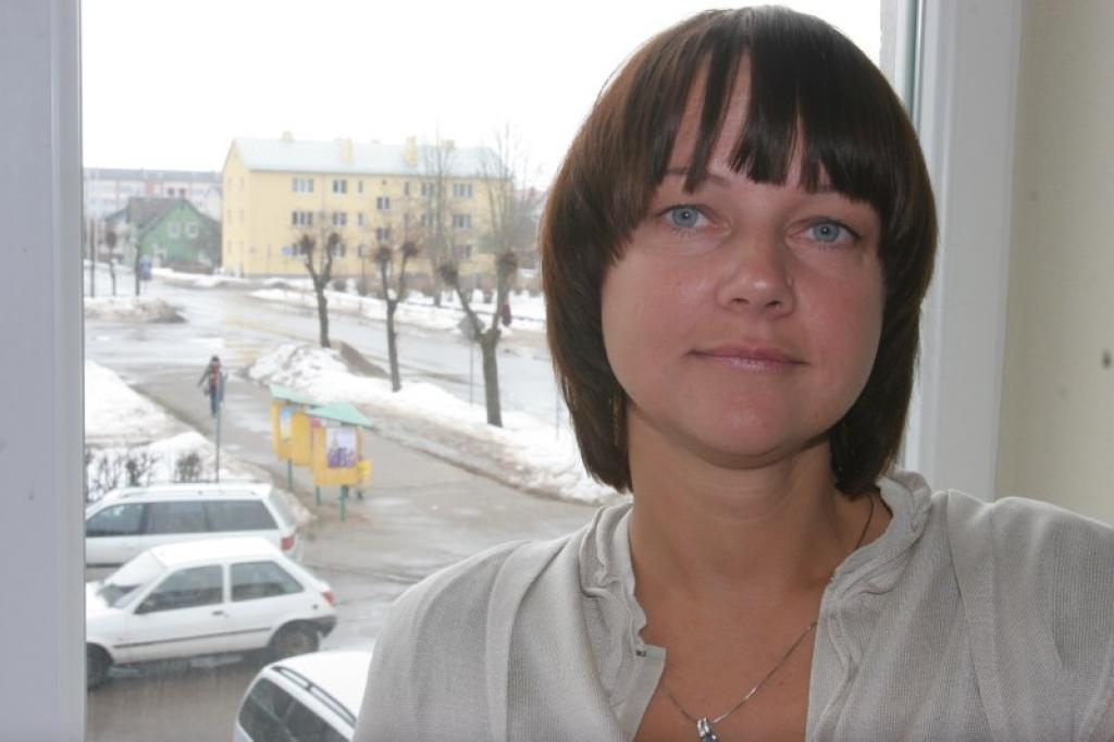 SIA “Latio vērtētāji &konsultanti Vidzemē” Alūksnes biroja vadītāja Ita Tehta norāda, lai gan nekustamajiem īpašumiem cenas ir pazeminājušās, tās tomēr ir augstākas nekā pirktspēja.
Autors: Gatis Bogdanovs