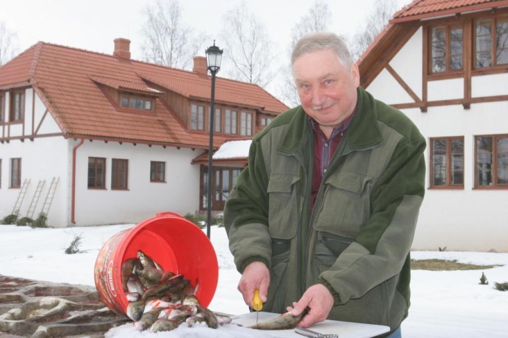 Svētdien tik labi neķērās kā citās reizēs, taču Andirm Šteinbergam izdevās izvilkt vairākus nelielus asarīšus, kā arī 1,4 kilogramus smagu vēdzeli un vienu 720 gramus lielu asari.
Autors: Gatis Bogdanovs