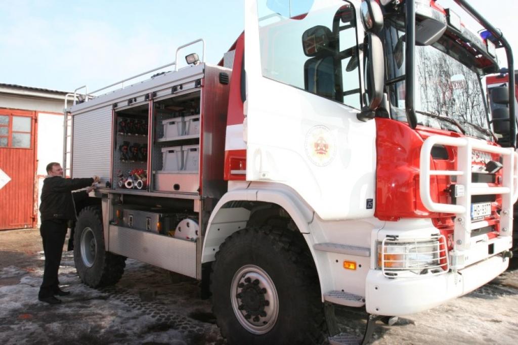 Gulbenes brigāde mēneša laikā saņem jau otru jaunu automašīnu. Pagaidām gan jaunās automašīnas vēl netiks izmantotas izsaukumos. Gulbenes brigādes komandieris Vijārs Griķis atzīst, ka vispirms tās tiks kārtīgi apgūtas un tikai tad dosies izsaukumos.
Autors: Gatis Bogdanovs