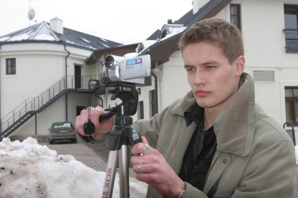 Uldis Boldāns ar videokameru ir uz “tu”. Pāris gados tapuši jau vairāki paša izdomāti sižeti.
Autors: Gatis Bogdanovs