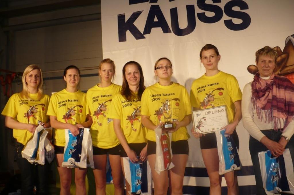 Ļoti labu sniegumu rādīja un otro vietu vidusskolu grupā meitenēm (1989.-1992.) izcīnīja Lizuma vidusskolas jaunās volejbolistes.
Autors: No personiskā albuma