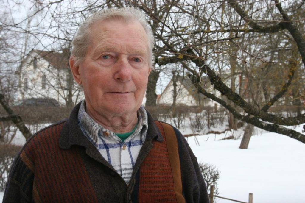 Gulbenietis Saša Lāders ir starp tiem 14 leģionāriem, kas dzīvo Gulbenes rajonā. Daudzi viņu pazīst kā pilsētas dzīvē rosīgu senioru – senāk dejotāju, tagad kora “Atbalss”, un vokālā ansambļa “Sarma” dziedātāju, Pensionāru padomes aktīvistu. Draugi zina, ka S.Lāders ir kaislīgs makšķernieks.
Autors: Gatis Bogdanovs