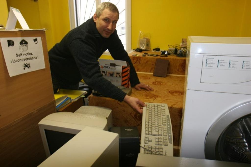 Visvairāk cilvēki uz lombardu nes dažādas elektropreces, arī zelta izstrādājumus, taču SIA “A Pluss 3” valdes loceklis Aivars Biezais norāda, ka pagaidām sevišķi liels klientu pieplūdums lombardā nav jūtams. 
Autors: Gatis Bogdanovs