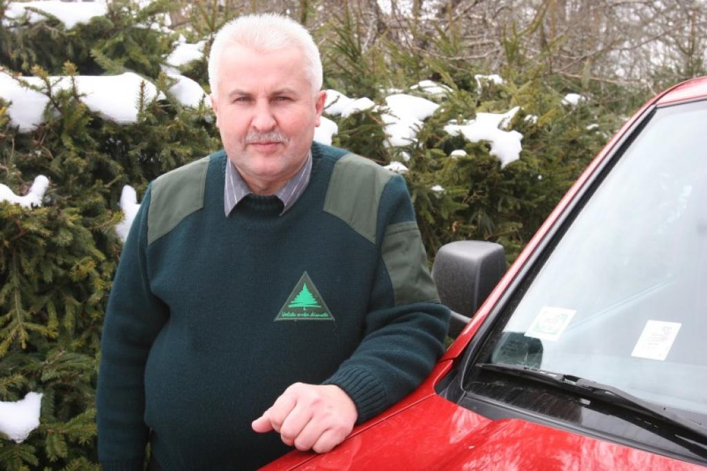 “Nekas šobrīd neliecina , ka varētu celties kokmateriālu cena. Meža īpašnieki ir nonākuši pesimismā, neredzot izeju. Ja kādreiz teica, ka tad, kad vajag naudu bērnu izglītošanai, vai kaut kam citam, var ieiet mežā, un šo naudu dabūt, tad šodien neviens īpašnieks par velti savu meža īpašumu necirtīs. Malka šodien maksā gandrīz dārgāk nekā papīrmalka,” saka Lizuma mežniecības mežzinis Pēteris Drozdovs.
Autors: Gatis Bogdanovs