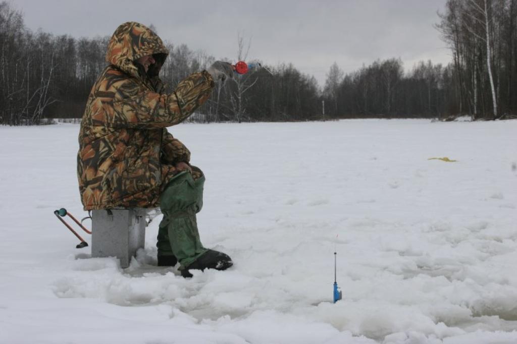 Vietās, kur ūdeens ir stāvošs, ledus vēl ir biezs un makšķernieki uz tā kāpj diezgan droši.
Autors: Gatis Bogdanovs