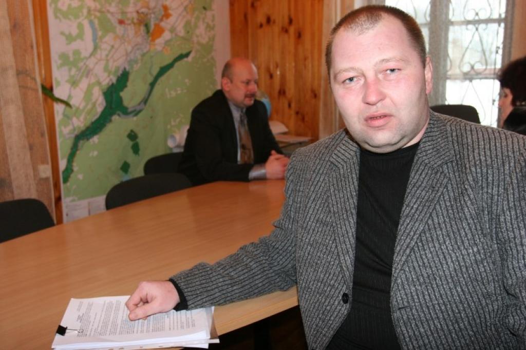  Līdz novada vēlēšanām jūnijā Litenes pagasta pašvaldību vadīs Normunds Ratseps. Ar to nav mierā daļa pagasta iedzīvotāju, kuri šajā amatā vēlējās redzēt deputātu Vilni Lazdiņu, kurš pēc ilggadējā pagasta padomes priekšsēdētāja Gunāra Cigļa atstādināšanas no amata 14.janvārī, veica priekšsēdētāja vietas izpildītāja pienākumu.
Autors: Gatis Bogdanovs