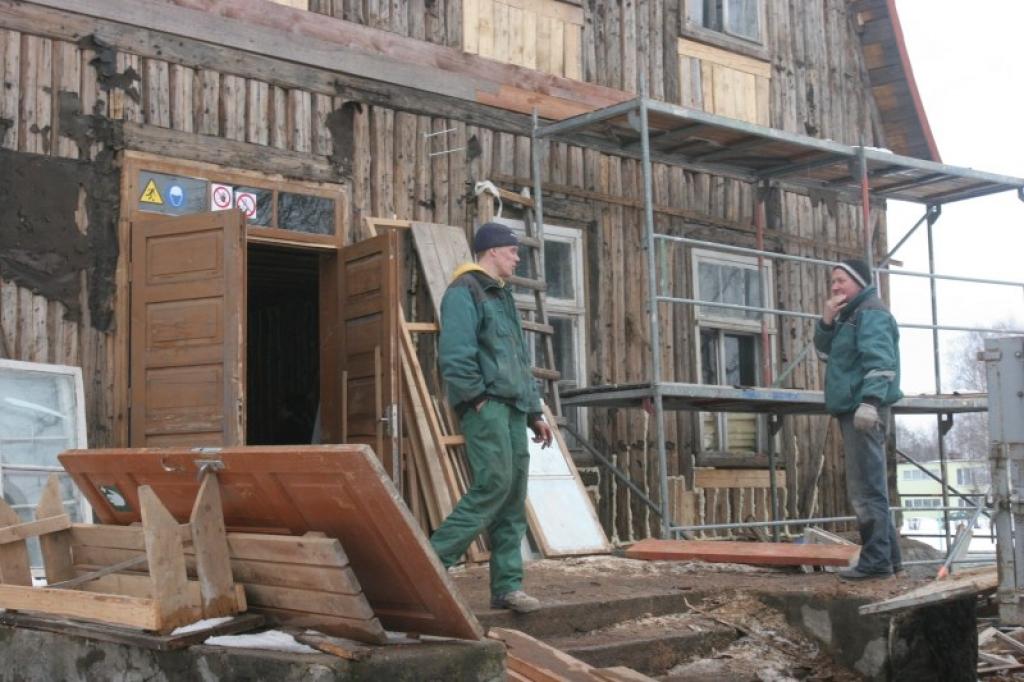 Galgauskas pagasta kultūras namā turpinās remonts. Šobrīd praktiski tiek pārbūvēta tā ēkas daļa, kurā atradīsies garderobes, kafejnīca un sanitārās telpas. Top telpas arī ēkas otrajā stāvā. 
Autors: Gatis Bogdanovs